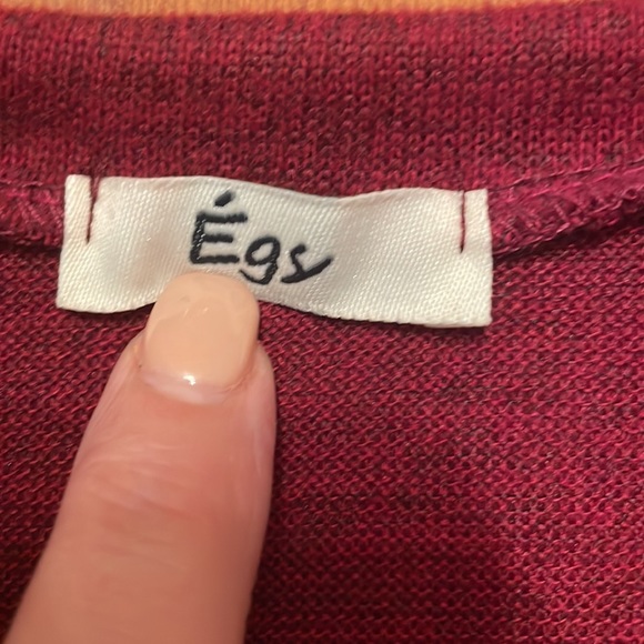 Super cute sweatshirt with undershirt details. - Picture 2 of 3